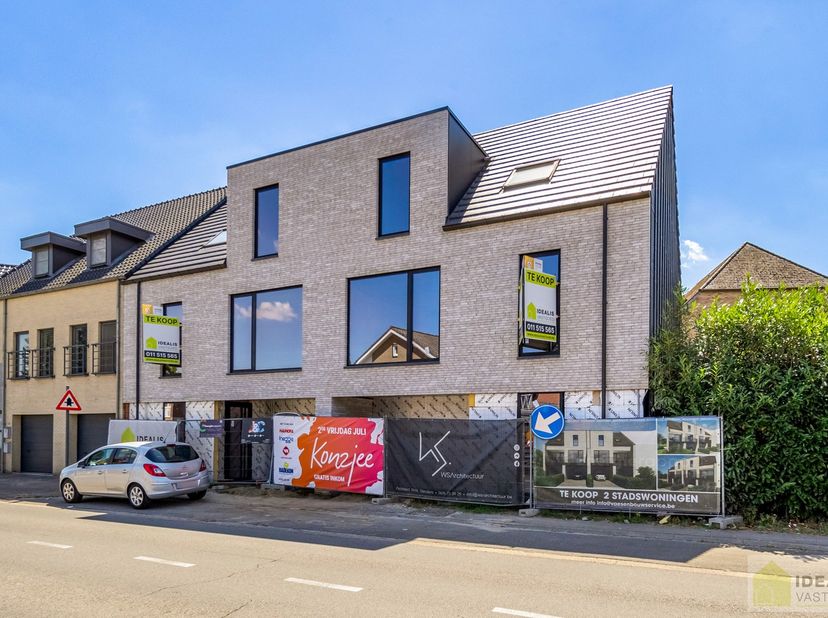 NIEUWBOUWWONING OP EEN TOP-LOCATIE MIDDEN IN HET CENTRUM VAN HAMONT – DE WONING OMVAT EEN HEERLIJKE OPEN LEEFRUIMTE MET LOFTALLURES EN AANSLUITEND TER