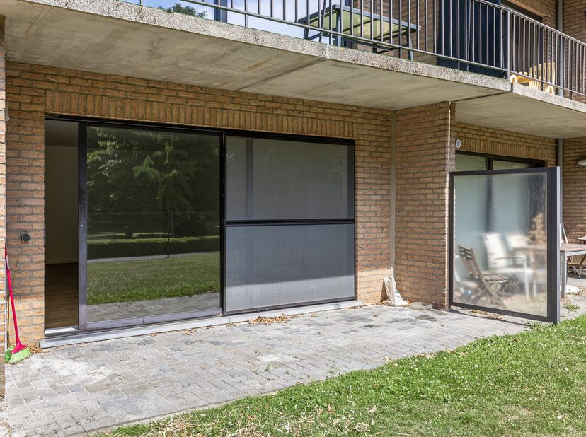 Appartement de deux chambres à vendre au rez-de-chaussée, à deux pas du centre de Wilrijk, entouré de verdure. &lt;br /&gt;
La résidence est située au bout