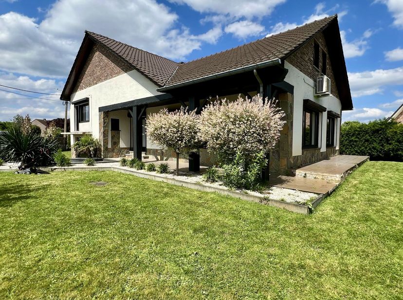 Deze stijlvolle en energiezuinige woning uit 1966 is volledig opgeknapt, asbestvrij én vochtvrij. Met een EPC-waarde C geniet u van een comfortabele,