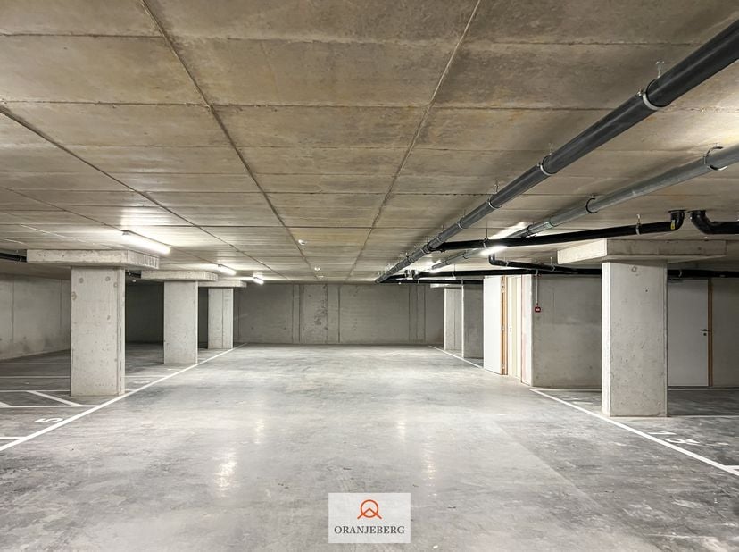 Ondergrondse autostaanplaats (te bereiken met lift) op gunstige ligging, pal in het centrum van Lovendegem. In afgesloten garagecomplex te nieuwbouwre
