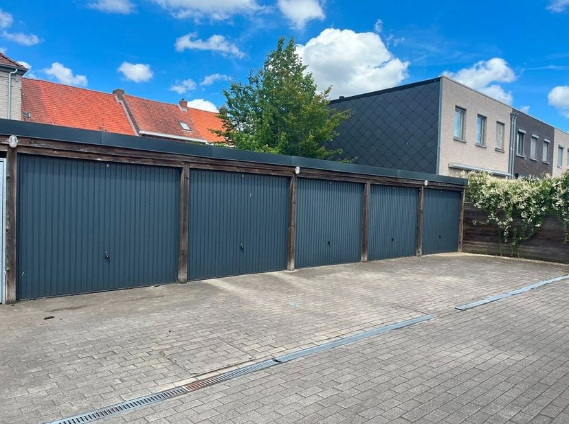 Garage te huur in Wevelgem. De garage, nr 10, is beschikbaar vanaf 1 september. 