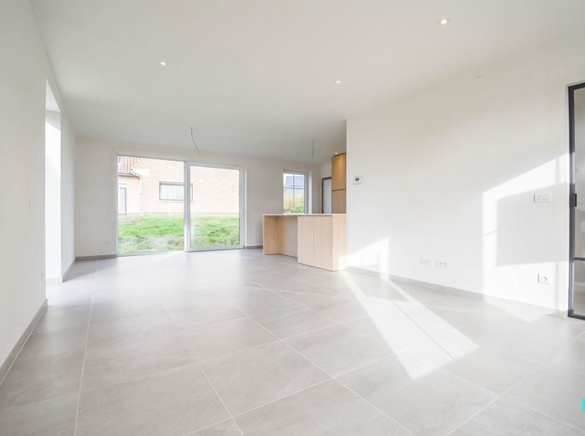 Ontdek deze landelijk gelegen, nieuwbouw eengezinswoning met drie volwaardige slaapkamers op een perceel van 444 m² te Hooglede. De bewoonbare oppervl
