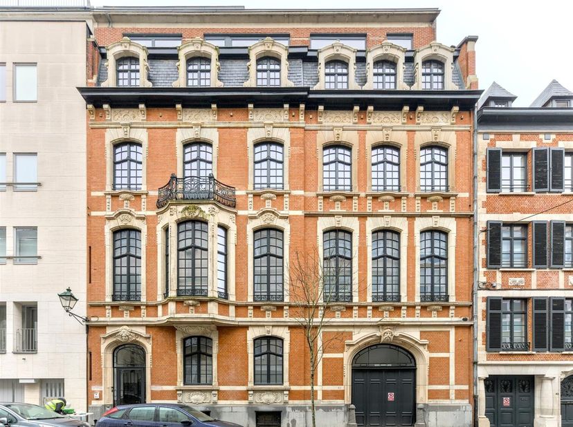 VICTOIRE-JUNOT vous propose dans un immeuble bâti en 1930, entièrement remis à neuf en 2021, à deux pas de la place Stéphanie et à proximité des comme