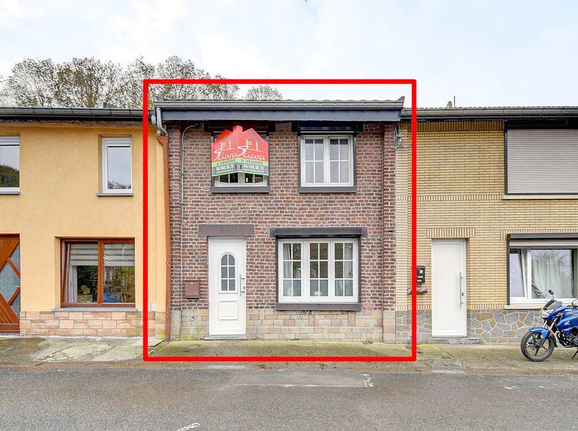 Visite virtuelle : https://my.matterport.com/show/?m=fWiEuKNVmQZ L&#039;immobilière SCIARA a le plaisir de vous présenter cette charmante maison située dan