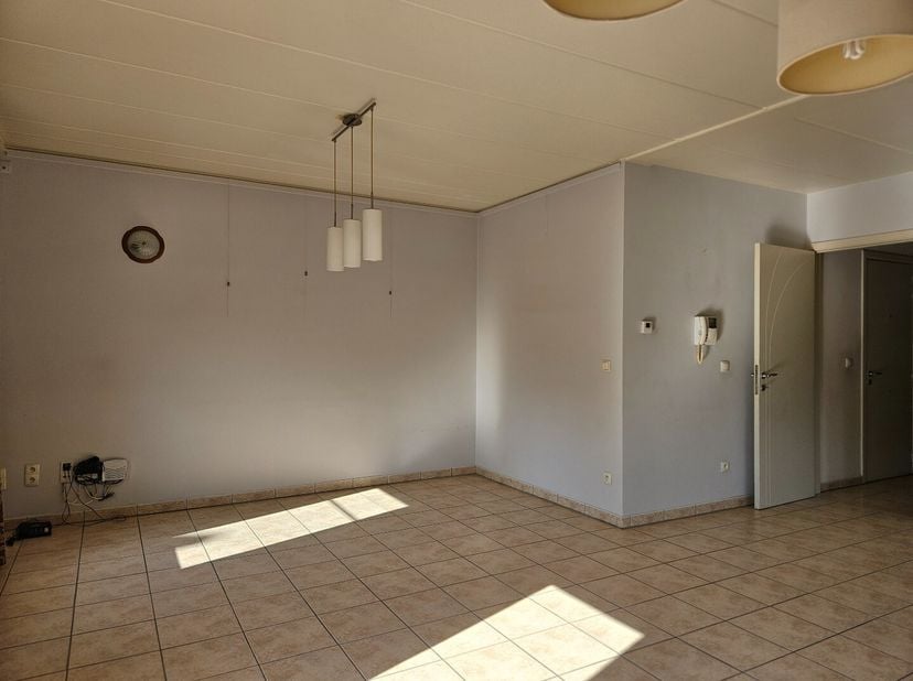 Ruim appartement in het centrum van Heultje op wandelafstand van winkels, scholen, openbaar vervoer... met een vlotte verbinding naar omliggende gemee