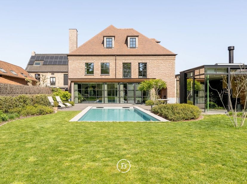 Met trots stellen wij u deze uitzonderlijke eigendom voor, gelegen in het hart van Lichtervelde. Deze exclusieve villa werd in 2021 volledig en smaakv