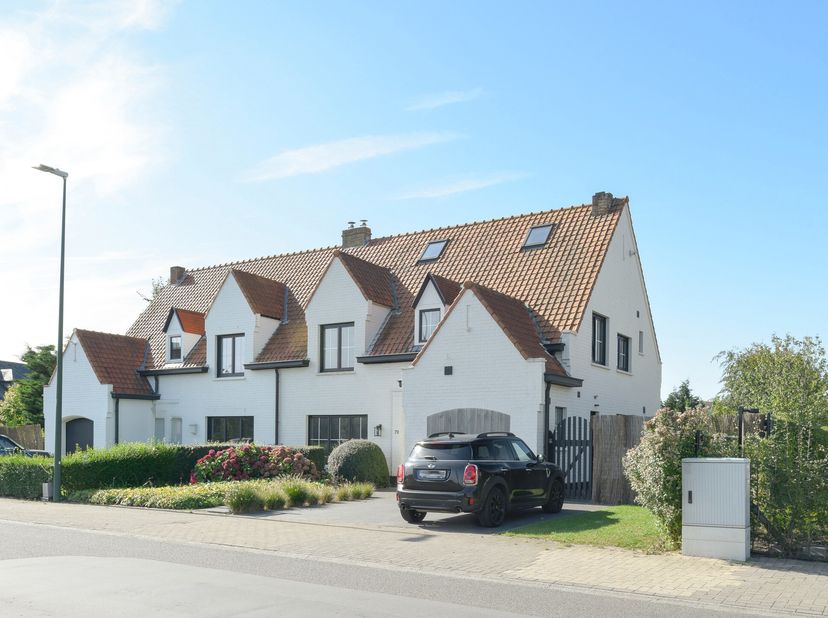 Ontdek deze prachtig gerenoveerde koppelvilla, gelegen in de rustige en groene omgeving van de Kalvekeetdijk. Deze woning biedt een uniek open zicht o