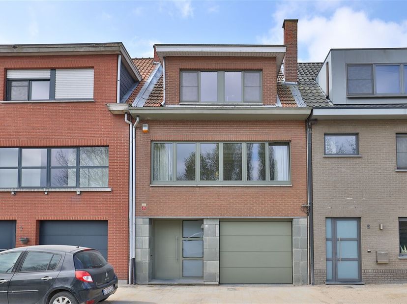 Aangename instapklare bel-etage (187m²) op een centrale en rustige residentiële locatie te Kontich. Deze lichtrijke doorzonwoning is voorzien van een