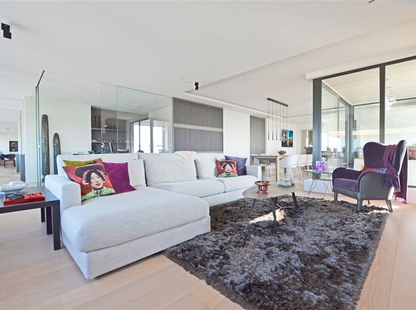 Dit knap pareltje, ontworpen door L&amp;P, is voorzien van alle luxe en comfort. Het hele appartement is afgewerkt met kwalitatieve materialen en oog voor