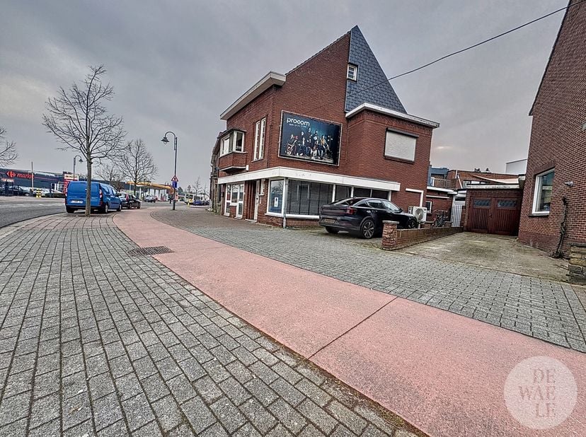 Deze handelsruimte van 114 m² is gelegen in het centrum van Maaseik. &lt;br /&gt;
Het pand wordt verwarmd op stookolie en airco&#039;s. &lt;br /&gt;
EPC: label F