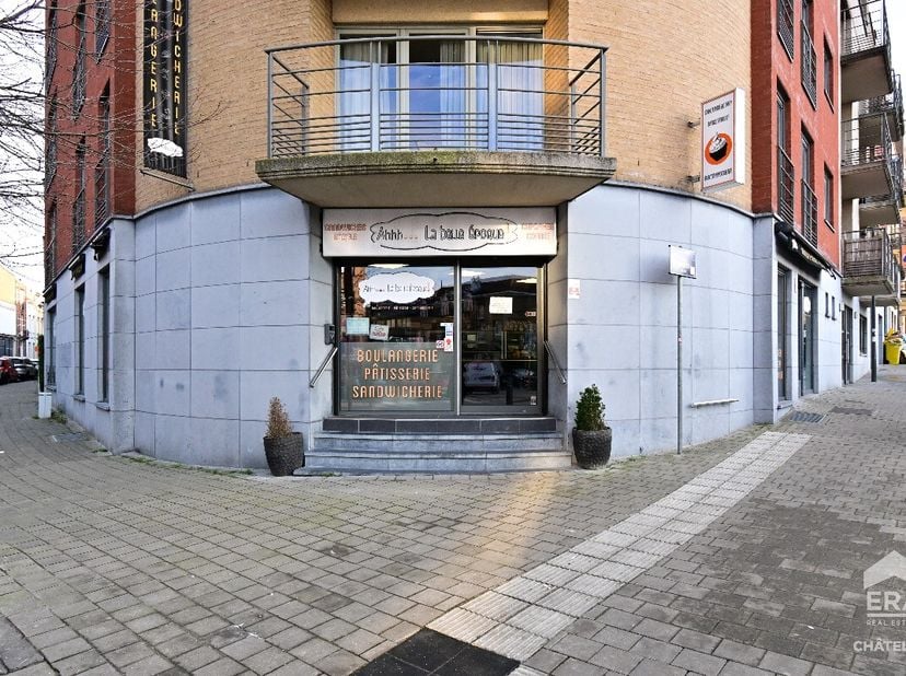 Situé sur la très fréquentée Place Terdelt, ce rez-de-chaussée commercial de 170m² abrite un salon de thé, boulangerie et petite restauration en activ