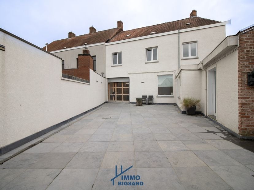 Deze ruime woning met handelsmogelijkheid wordt momenteel gebruikt als wellness/verzorgingsinstituut. Op gelijkvloers heb je de ruime ontvangstruimte