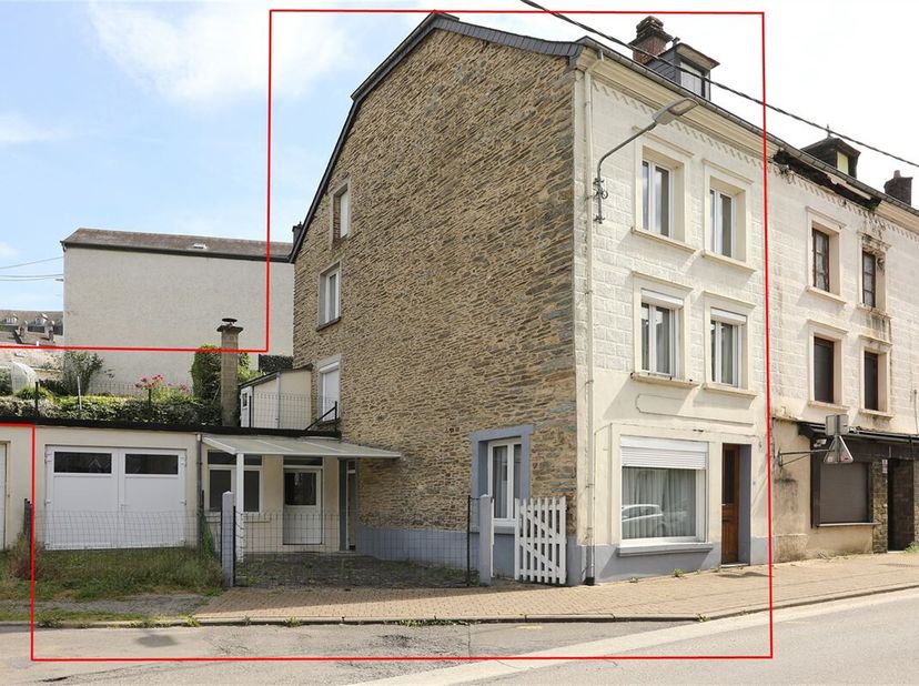 Maison en ville avec garage, terrasse et potager sur un terrain de 320 m² située à Bouillon-sur-Semois. &lt;br /&gt;
Construction sur 4 niveaux, la couvertu