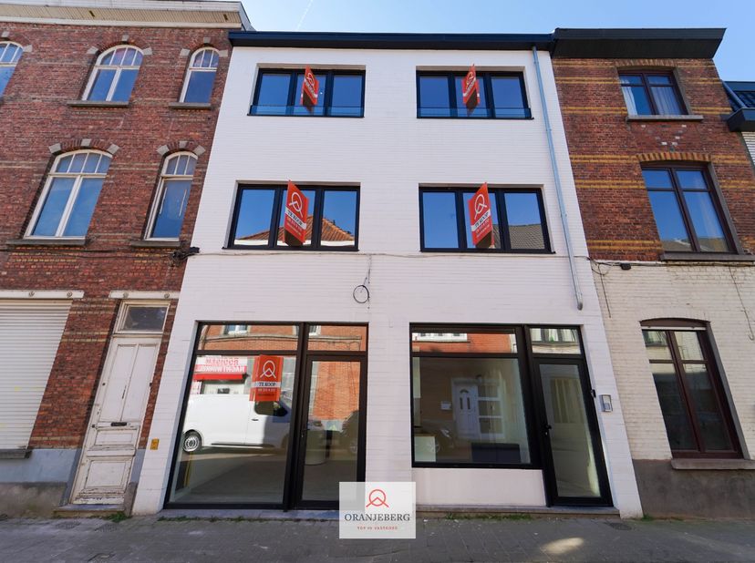 Gerenoveerde kamer in kleinschalig gebouw met 7 entiteiten (5 entiteiten van de 7 reerds VERKOCHT), maakt deel uit van een compleet gerenoveerd gebouw