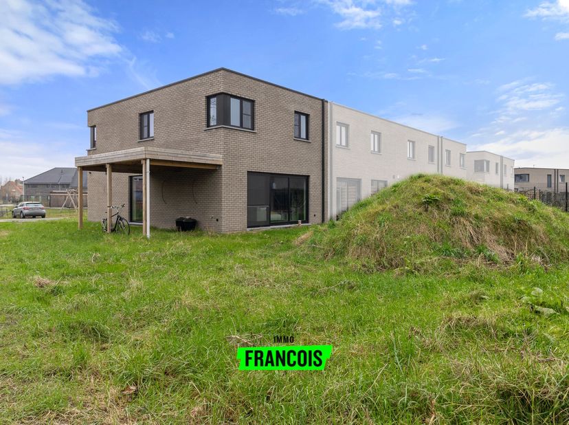 Jonge gezinswoning met tuin nabij spuikom Bredene&lt;br /&gt;
Deze woning geniet een zeer gunstige locatie voor gezinnen. In de omgeving zijn er tal van buu