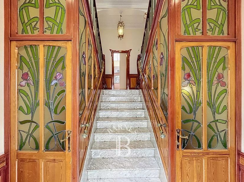 Barnes propose cette grande maison mixte, logement + bureau.&lt;br /&gt;
Cette magnifique et spectaculaire maison Art Nouveau de 8 m de façade et de +/- 450