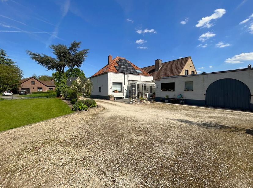 Gelegen in de landelijke Antoon Catriestraat 177 in Drongen, presenteren wij u deze charmante woning op een prachtig perceel van 956 m². Dit is de ide
