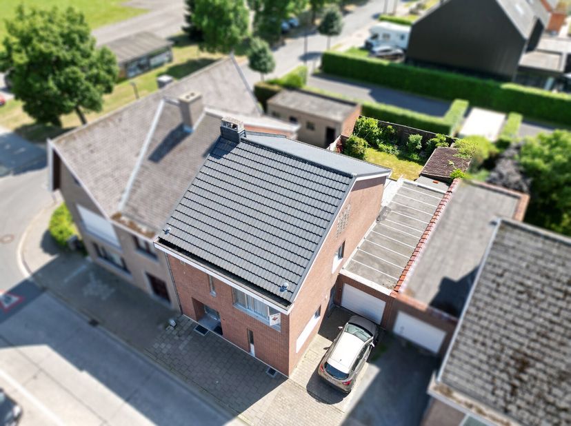 Te Herdersem, ruime HOB met 4 SLPK, garage én tuin!&lt;br /&gt;
In het charmante Herdersem, een deelgemeente van Aalst, ligt deze ruime halfopen bebouwing o