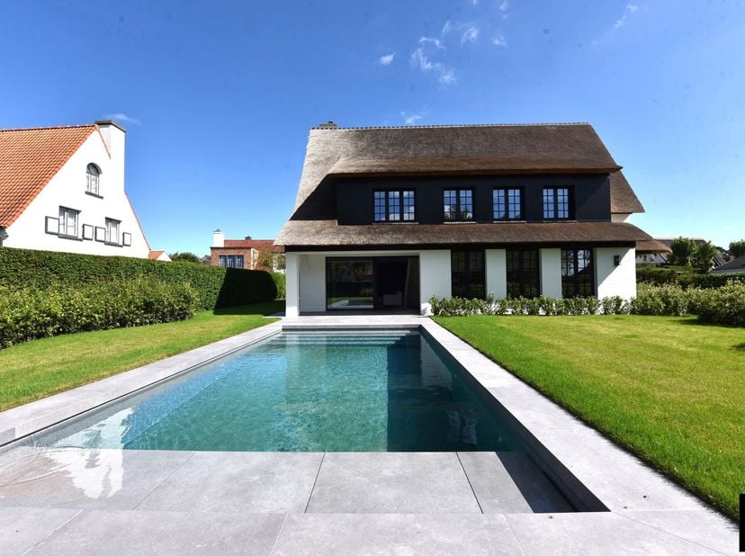 Luxueuze zongerichte villa met zwembad op een van de mooiste locaties in het residentiële Zoute. Rustig gelegen in een doodlopende straat nabij de Kal