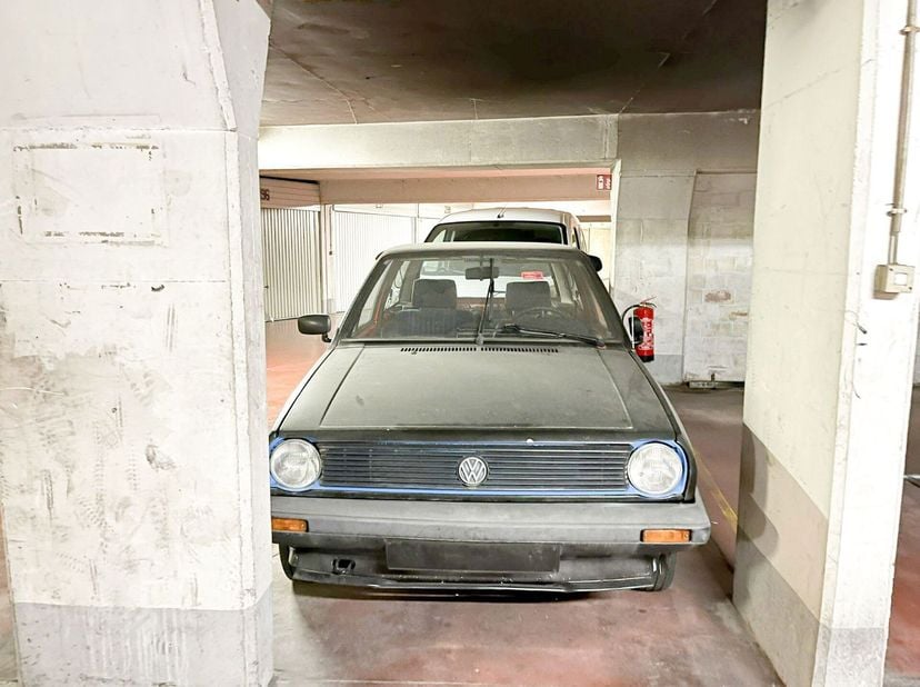 A deux pas du centre-ville (quartier Yser) et très facile daccès, découvrez notre emplacement de parking situé en sous-sol dune grande copropriété séc