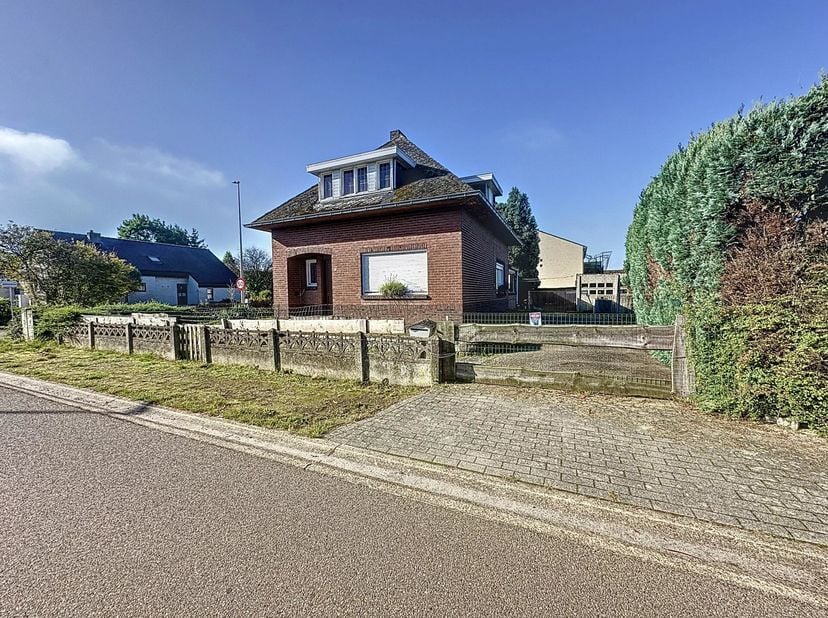 Ruim perceel (14a44) met een te renoveren woning met 4 slaapkamers.&lt;br /&gt;
Indeling woning:&lt;br /&gt;
Gelijkvloers: inkomhal, slaapkamer, woonkamer, keuken