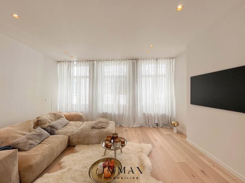 Magnifiek en uniek triplex appartement met 4 slaapkamers en een ruim zuidgericht terras gelegen in het hartje van Brugge Centrum!&lt;br /&gt;
Het appartemen