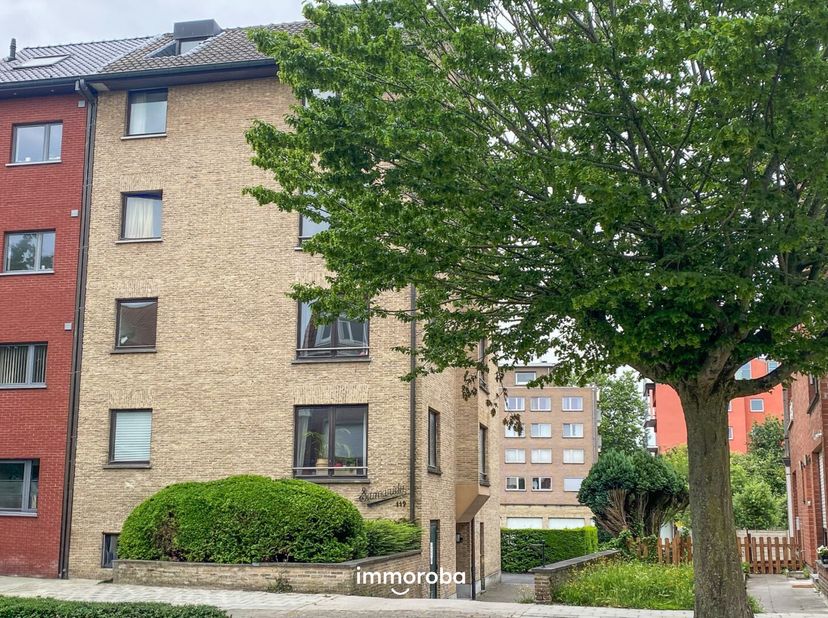 Deze verzorgde opbrengsteigendom bestaat uit 9 appartementen, 8 garages, fietsenberging, private bergingen en 3 parkeerplaatsen.&lt;br /&gt;
Het gebouw is g