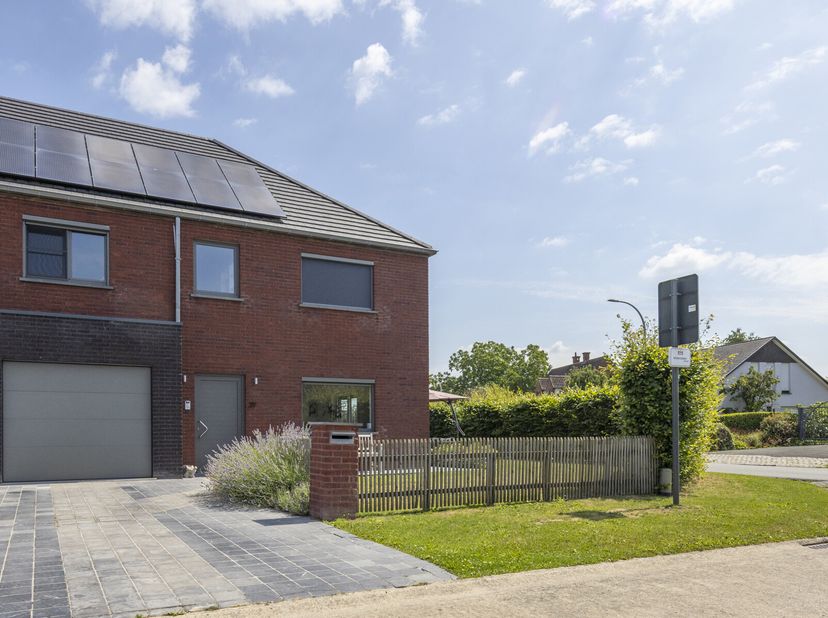 TE KOOP IN HANSBEKE&lt;br /&gt;
De woning, daterend van 2015, is gelegen in een rustige residentiële wijk in het mooie groene Hansbeke. De nabijheid van aut