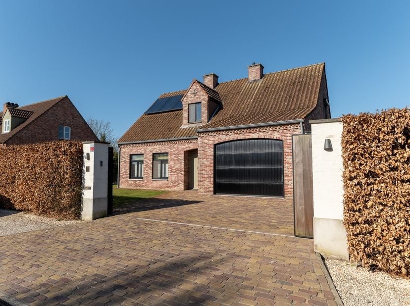 Verzorgde en leuke fermette met groot terras (eventueel overdekbaar met grote luifel op afstandsbediening) en grote tuin. Perceel is volledig afsluitb