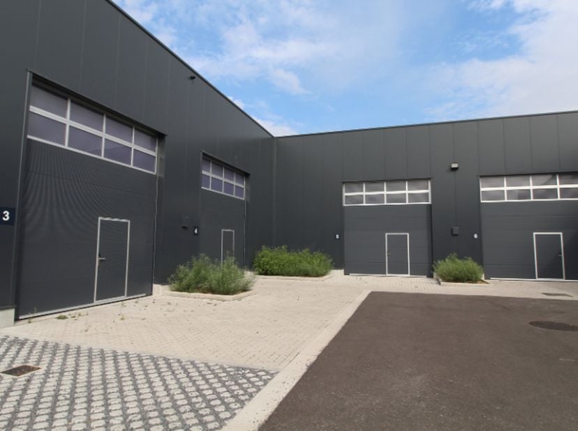 Nieuwbouw loods van 96 m² te huur langs de Schaapbruggestraat te Roeselare.&lt;br /&gt;
Opgebouwd uit staalstructuur met beton onder element en sandwichpane