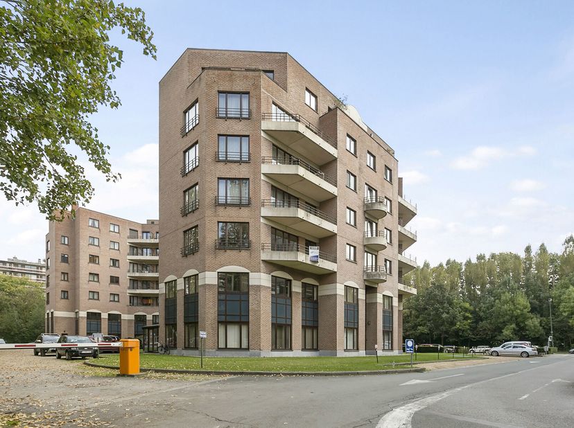 Bâtiment de bureaux récent et attractif situé dans un environnement calme à Woluwe-Saint-Étienne. Immeuble mixte comprenant des bureaux et des unités