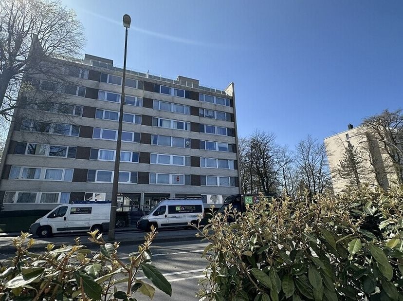Dit ruim en vernieuwd 3-slaapkamerappartement met AUTOSTANDPLAATS heeft een uitstekende ligging in Sint-Michiels, vlakbij het centrum van Brugge en he