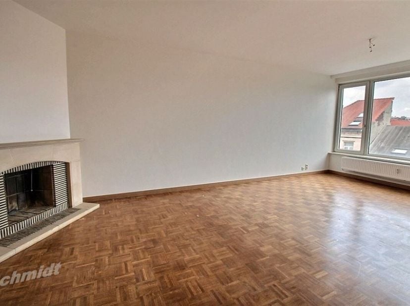 IMMOSCHMIDT  - ETTERBEEK (La Chasse) : DISPONIBILE : 01/06/2025. Magnifique appartement RENOVE de 85m² - PEB : B !! . Il se compose d&#039;un grand living