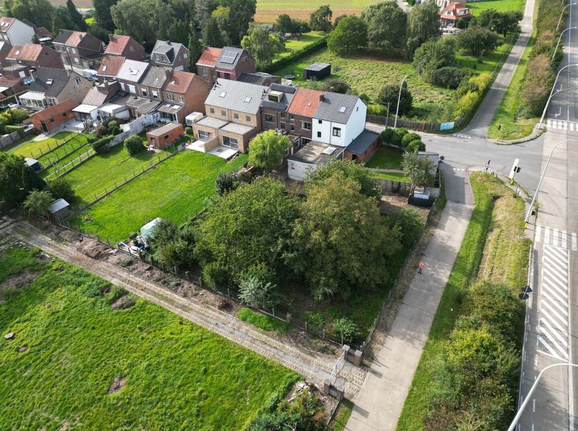 Deze verder te renoveren rijwoning is gelegen in de voorstad van Tienen. Het pand omvat op het gelijkvloers een mooie inkomhal met toegang tot zowel d