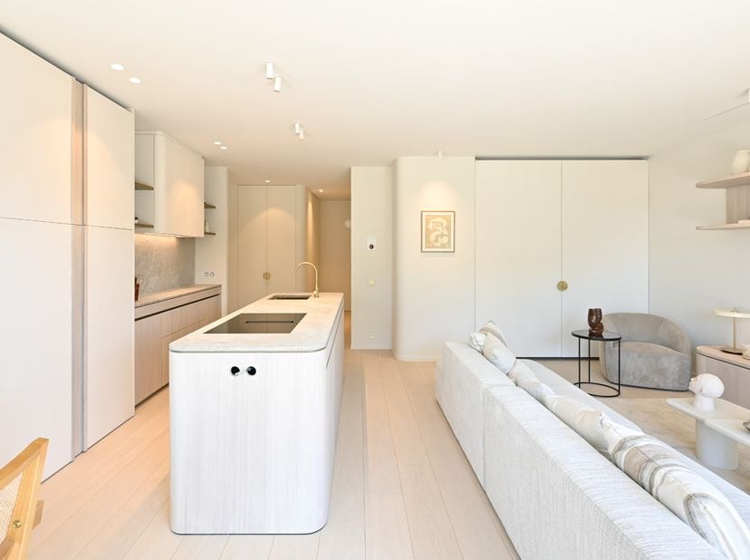 Prachtig gerenoveerd appartement op een topligging in het zoute vlakbij het strand en de zee.&lt;br /&gt;
Indeling:&lt;br /&gt;
inkomhal met vestiaire en apart to