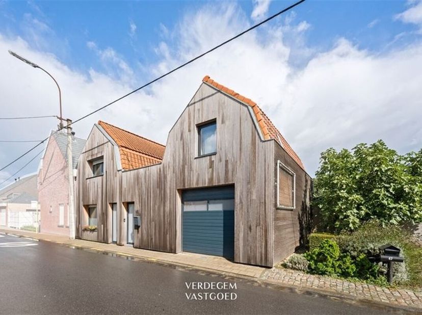 Ligging&lt;br /&gt;
Toerist in eigen dorp, Boekhoute is een trekpleister voor fietsers en wandelaars. &lt;br /&gt;
Met de Sint-Jorispolder, Laureinspolder, Kapell
