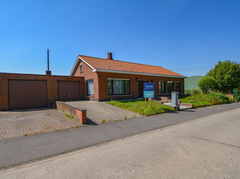 Deze landelijk gelegen, alleenstaande en gelijkvloerse woning met magazijn is gelegen op een zuid georiënteerd perceel van 1.210 m² en beschikt over e