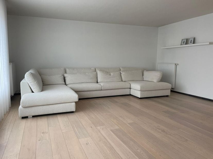 Dit ruim en gezellig gelijkvloers appartement vinden we terug op de Heerstraat te Pelt. Het appartement beschikt over een bewoonbare oppervlakte van m