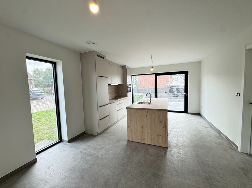 Deze prachtige nieuwbouwwoning van 124m² biedt alle comfort van vandaag in een stijlvolle en energiezuinige uitvoering. De ideale gezinswoning met een