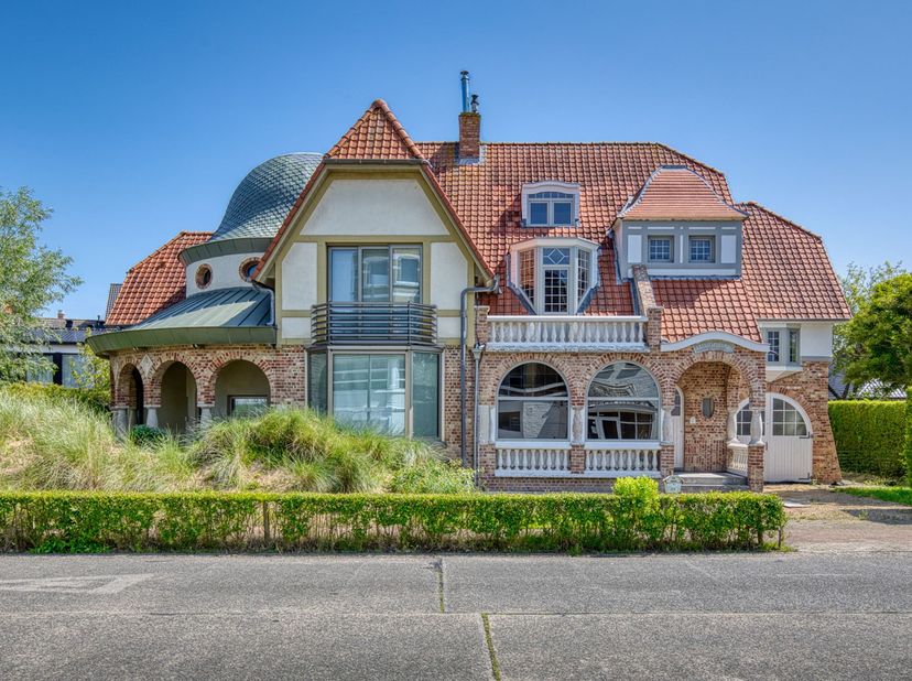 De koppelvilla bestaat uit een villa genaamd “Beau Site” en de andere villa “Le Clos Fleuri”. Deze koppelvilla staat op de inventaris van het bouwkund