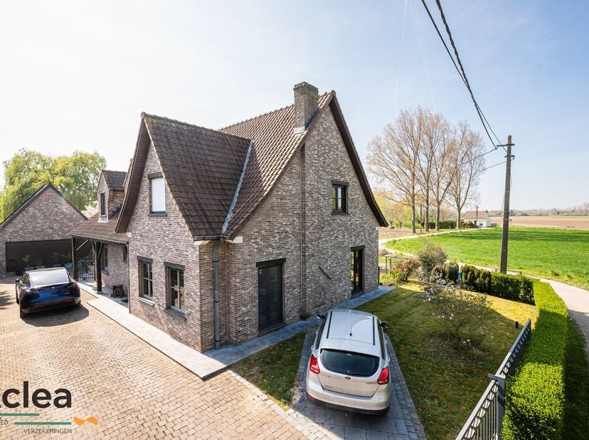Bent u op zoek naar een woning met karakter, ruimte en rust, omringd door groen én met een sublieme oriëntatie? Dan is deze charmante villa in landeli