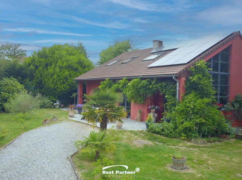 Descriptif&lt;br /&gt;
Cette charmante et confortable villa est nichée dans un lieu rare, à l&#039;abri des regards. Le jardin, de toute beauté, est un appel à l