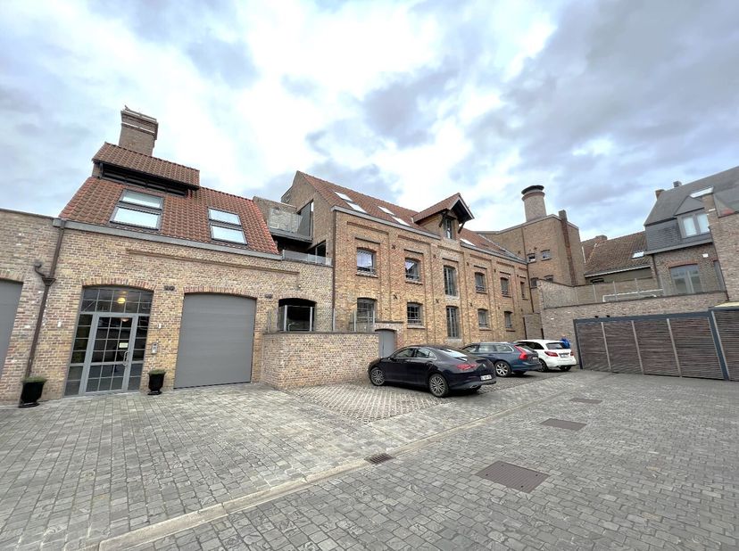 Op zoek naar ruimte, licht en een topligging? Dan is dit stijlvolle appartement met loftallure iets voor jou! Gelegen in het bruisende hart van de sta