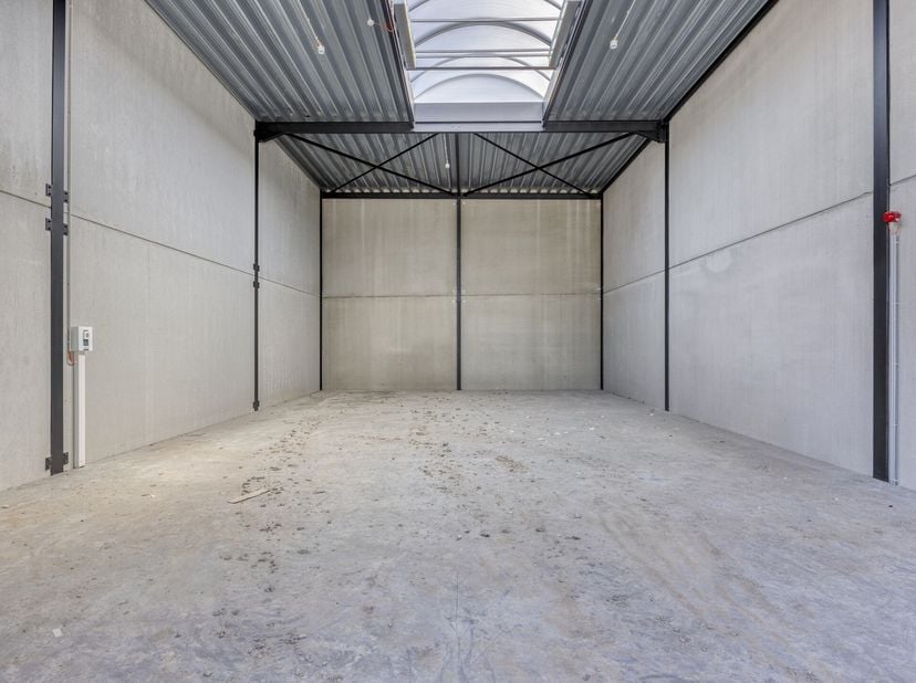 Projet ZEUS SME&lt;br /&gt;
Unités PME récemment construites à vendre le long de la Gauwelstraat à Zwevegem. Les unités ont une superficie d&#039;environ 144 m²
