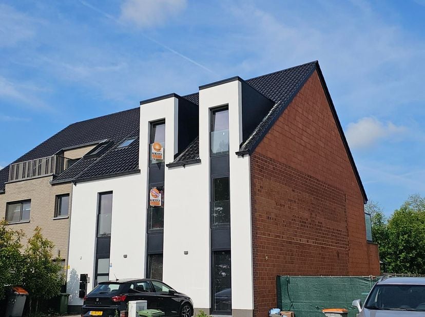 Centrale  ligging op de Pauwengraaf nabij het commercieel centrum van M2, Maasmechelen Village  de autostrades richting Nl. en Brussel/A’pen. &lt;br /&gt;
D