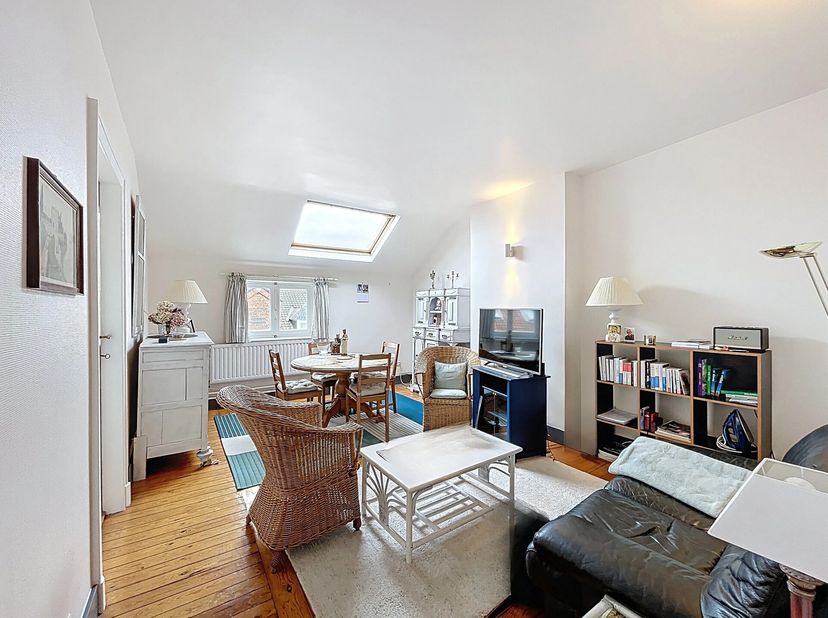 À proximité de Montgomery et de l&#039;avenue de Tervueren, dans une rue calme à sens unique, au 3E et dernière étage dune maison de Maître, superbe duplex