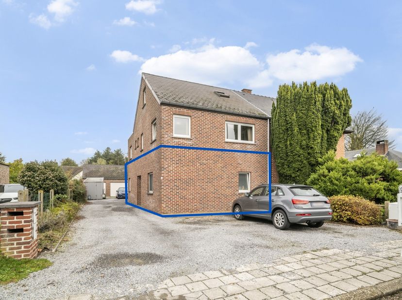 Gezellig  gelijkvloers appartement met veel privacy. Rustig gelegen aan een zijstraat van de Hasseltweg. Vlot bereikbaar, centraal gelegen tussen Genk