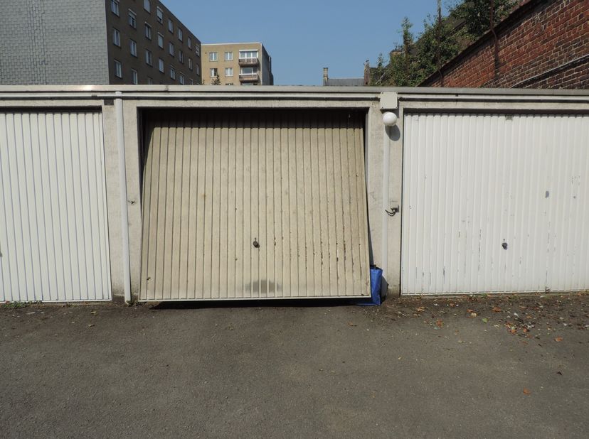 Opbouw garage, in garagepark met elektronische toegangspoort. Centrum Roeselare, zeer interessante locatie. Momenteel verhuurd.