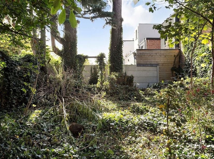 A la frontière entre Mortsel et Berchem, nous trouvons cette maison/projet de terrain à rénover sur un beau terrain de 367m². L&#039;arrêt de bus et de tra