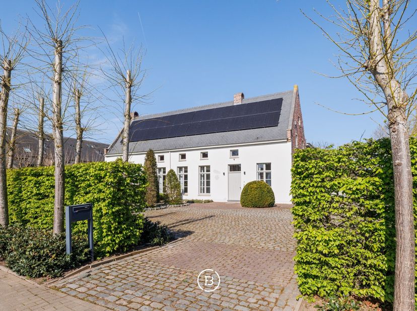 Cette charmante ferme datant de 1734 a été soigneusement rénovée en 2005 et allie l&#039;aspect historique au confort contemporain. La maison est un bâtime